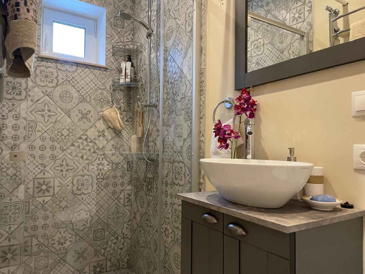 Pristine 1Br Apt In City Center W/ Patio And Parking Riga Exteriér fotografie